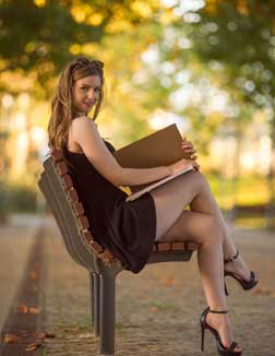 usha 22 year female call girls in Ghaziabad